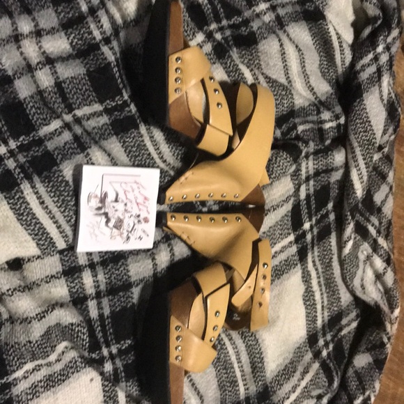 Chanel shoes - Picture 3 of 8